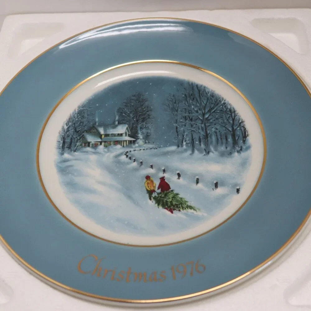 Avon Christmas Plate Bringing Home the Tree 1976 made by Enoch Wedgewood England
